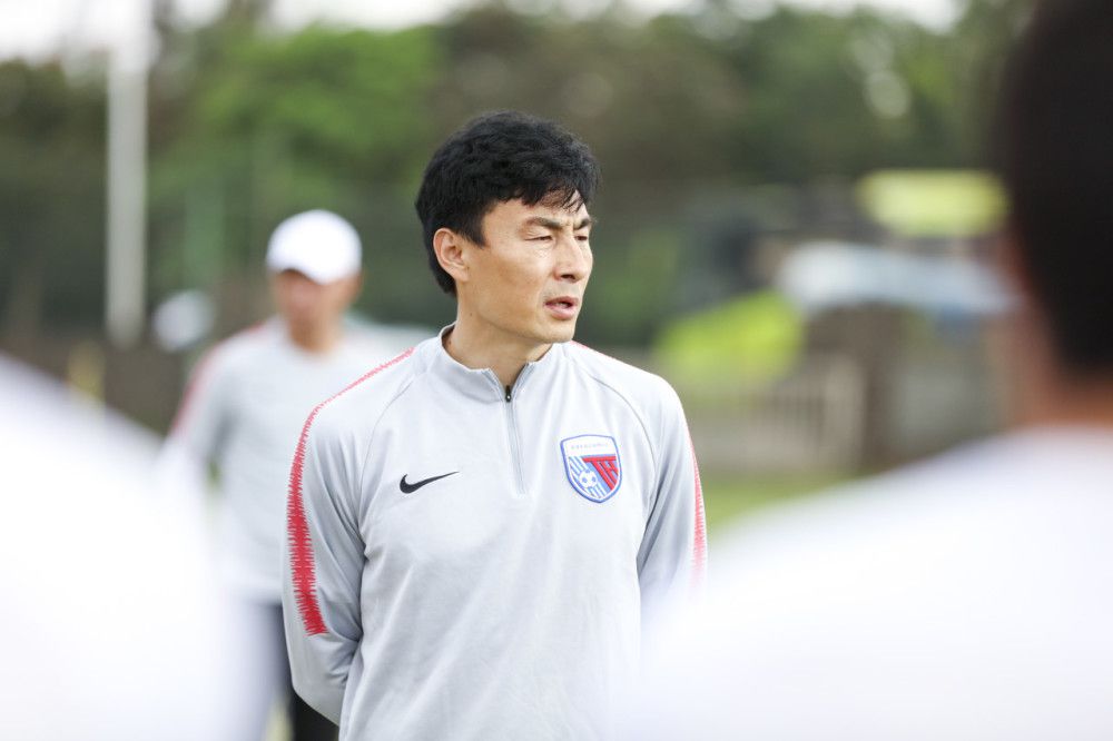 法甲德甲多队关注伊东纯也 尼斯处于领跑位置法国媒体TeamFootball报道，多支法国和德国球队有意引进兰斯的30岁进攻型中场伊东纯也。